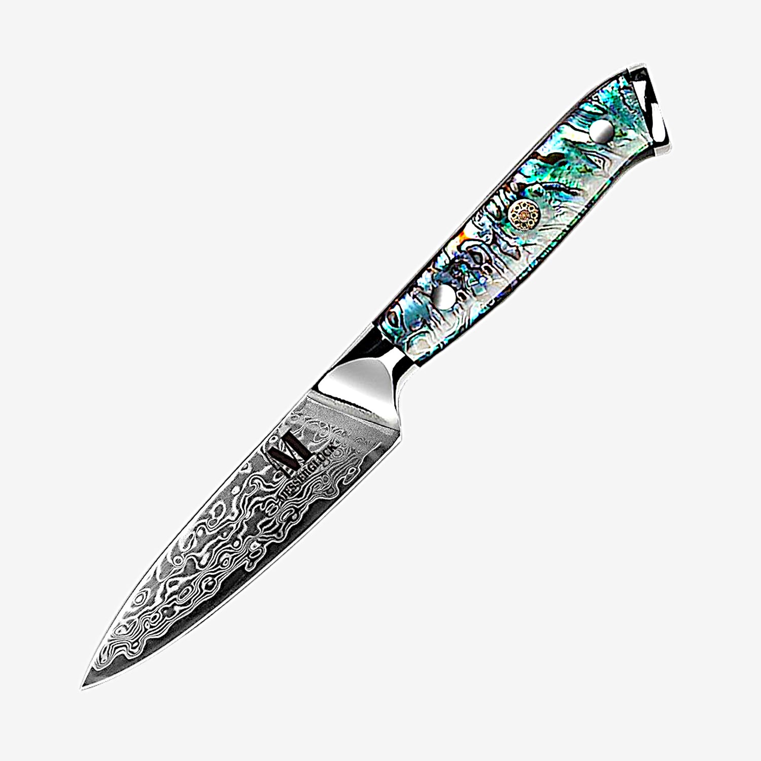 Paring Damaszener
Tauchen Sie ein in die Welt der Präzision und kreativen Feinarbeit mit unserem herausragenden Paring Messer. Diese kleine Klinge ist ein wahres Meisterwerk, das Ihnen eine Vielzahl von Anwendungen bietet: Mit Leichtigkeit schälen Sie Obst und Gemüse, wobei unser Paring Messer minimale Fruchtfleischverluste garantiert. Seine präzise Klinge macht das Entkernen von Früchten wie Äpfeln oder Birnen zu einem mühelosen Prozess.